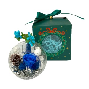 Decoratiune glob brad, cu licheni criogenati stabilizati, trandafir criogenat, ramuri de brad si merisoare, Albastru