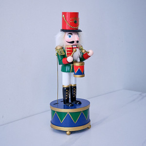 Decoratiune de Craciun, tip soldatel, Spargatorul de Nuci care canta, imbracat in uniforma festiva, Verde, 33cm