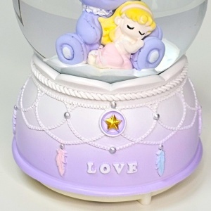 Glob muzical si luminos cu ursulet si fetita, decor pastel mov, in cutie eleganta - Img 3