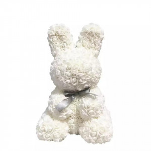 Iepuras floral alb 40cm decorat manual cu trandafiri spuma, in cutie cu funda