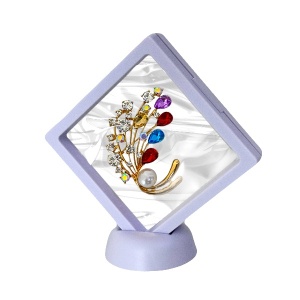 Martisor brosa Pearl Bouquet, cu cristale si perle artizanale, in suport elegant, Multicolor