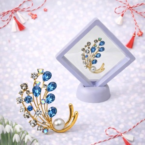 Martisor brosa Pearl Bouquet, cu cristale si perle artizanale, in suport elegant, Albastru