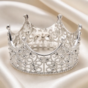 Mini coroana decorativa argintie cu cristale stralucitoare, model regal, 6x12 cm