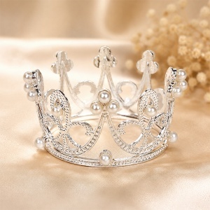 Mini coroana decorativa argintie cu perle, model regal, 5x3,5 cm