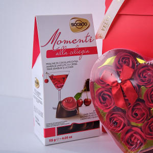 Set Chocolate Heart, cu esarfa, cutie cu ciocolata si trandafiri de sapun