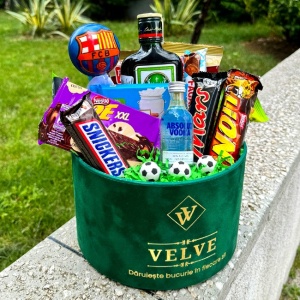 Pachet Delice, in cutie neagra de catifea verde, Absolut 50ml,  Jagermeister 200ml, Snickers 50gr, Lion 42gr, Mars 51gr, My Motto 30gr, Joe 46gr, Ritter 100gr, Caju 100gr si minge decor