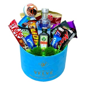 Pachet cadou Delice barbati, cu 2 bauturi alcoolice, dulciuri si caju, in cutie bleu din catifea