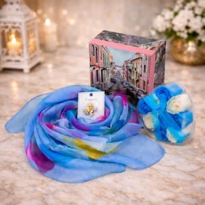 Pachet cadou femei ForYou, brosa, esarfa dama, cutie acetofan cu trandafiri din sapun, in cutie eleganta