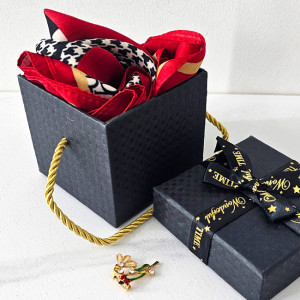 Pachet cadou femei Trinket, brosa si esarfa in cutie eleganta cu snur - Img 6