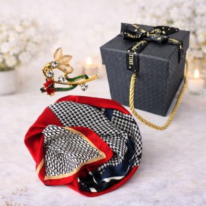 Pachet cadou femei Trinket, brosa si esarfa in cutie eleganta cu snur