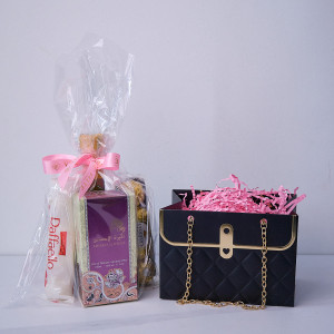 Pachet cadou Fragrant, cu lichior Lagioiosa "Etamorosa"200 ml, parfum arabesc Ameerat Al Ehsaas, praline Raffaello si Mon Cheri in punga eleganta tip poseta, Negru