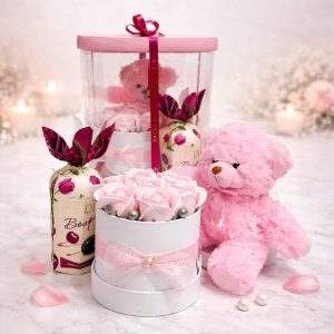 Pachet cadou Magic cu aranjament floral din 7 trandafiri de sapun, ursulet de plus si praline Heidi