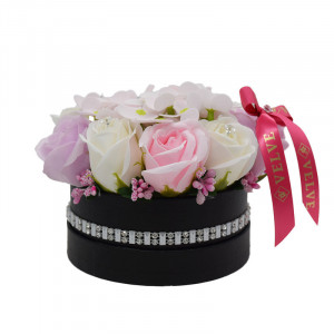 Pachet Childes, ursulet de plus, stilou apa de toaleta, aranjament floral in cutie neagra cu strasuri, trandafir si hortensii