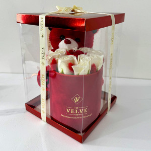 Pachet cadou pentru indragostiti, A Drop of Love, ursulet de plus 21 cm si aranjament floral cu noua trandafiri de sapun si lagurus criogenat, ambalate in cutie deosebita, Alb 1