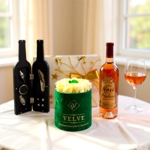 Pachet cadou pentru Nasi, caseta cu 5 accesorii pentru vin, aranjament floral cu 9 trandafiri si o sticla de vin rose de 750 ml cu mesaj personalizat , Verde - Img 3