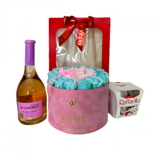 Pachet cadou Splendor, cu Vin Rose JP. Chenet Medium Sweet Moelleux 0,75l, Praline Raffaello si aranjament floral cu trandafiri de sapun in punga de cadou1