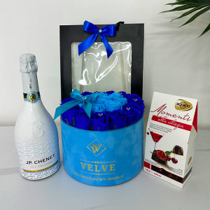 Pachet cadou Splendor, cu Vin spumant JP. Chenet Ice Edition 0,75l, Praline Momenti alla ciliegia si aranjament floral cu trandafiri de sapun in punga de cadou2