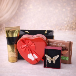 Pachet cadou Tenderness, cu brosa martisor fluture, crema pentru maini Eveline Argan&Vanilla, ciocolata Ritter Sport Cacao Mousse si cutie metalica cu trandafiri de sapun si ursulet plus, in punga eleganta tip poseta, Rosu