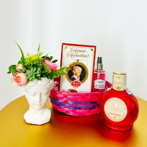 Pachet cadou, Vaza Adonis 13 cm, cu aranjament floral, Praline de ciocolata cu lapte Mozart Medaillon, Spray de corp I love Raspberry, lichior Mozart White Chocolate Cream Strawberry si cosulet cadou1