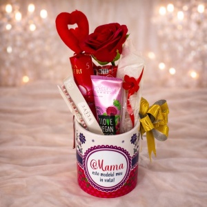 Pachet Cana ceramica, cu mesaj " Te iubesc mama!", dulciuri, decoratiuni si bratara