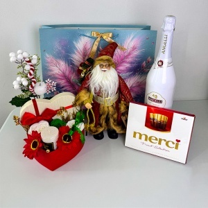Pachet Christmas Delight, cu ciocolata asortata Merci, decoratiune Mos Craciun, vin spumant Angelli Elegance si aranjament floral festiv, in punga cadou - Img 3
