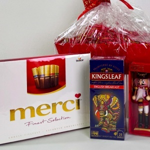 Pachet Christmas Delight, cu ciocolata asortata Merci, set ornamente brad cu spargatori de nuci si cutie ceai, in cutie tavita cadou - Img 4