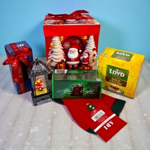 Pachet Christmas Delight, cu felinar decorativ, ciocolata After Eight, sosete de Craciun pentru barbati si ceai, in cutie decorativa cadou - Img 2