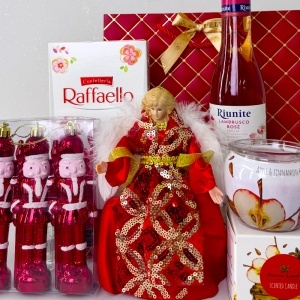 Pachet Christmas Delight, cu inger decorativ, vin Rose, praline Raffaello, set ornamente brad cu spargatori de nuci si lumanare parfumata, in cosulet rosu - Img 5