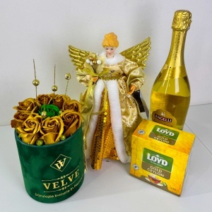 Pachet Christmas Delight, cu inger decorativ, vin spumant Angelli Cuvee Gold, aranjament trandafiri sapun si cutie ceai, in punga cadou - Img 3