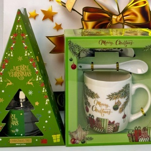 Pachet Christmas Delight, cu odorizant de camera si set cana ceramica, farfurie si lingurita, in punga cadou, Verde - Img 4