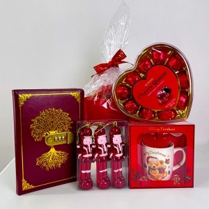 Pachet Christmas Delight, cu praline Cherry Queen, set ornamente brad cu spargatori de nuci, agenda cu cifru si set cana ceramica, in cutie tavita cadou - Img 5