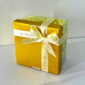 Pachet Christmas Family, cu ornament ren in glob de zapada, ingeras pentru brad si gel de dus Molton Brown, in cutie Gold, 12x12x7cm