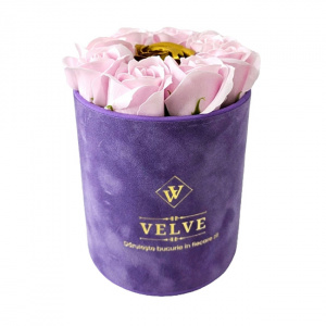 Pachet dama VLV, Aranjament floral cu trandafiri de sapun, in cutie mov de catifea, parfum Riiffs Mystere si praline Raffaello, Roz