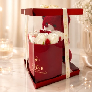 Pachet Drop of Love cu aranjament floral din 9 trandafiri crem de sapun si ursulet rosu de plus, in cutie cadou