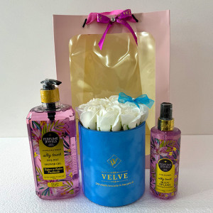 Pachet Eyup,  aranjament cu 9 trandafiri albi de sapun, in cutie albastra de catifea, spray de corp 250ml Eyup Sabri-Tuncer, gel dus 750ml Eyup Sabri-Tuncer, in punga cadou