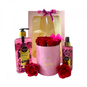 Pachet Eyup, aranjament cu 9 trandafiri rosii de sapun, in cutie roz de catifea, spray de corp 250ml Eyup Sabri-Tuncer, gel dus 750ml Eyup Sabri-Tuncer, in punga cadou