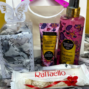 Pachet cadou Eyup, spray de corp 250ml Eyup Sabri-Tuncer, crema de maini si de corp 50ml Eyup Sabri-Tuncer, praline Raffaello 40gr, esarfa, in punga cadou, Fucsia
