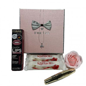 Pachet FORYOU cu trandafir alb, Kit de buze, lantisor cu pandantiv si praline Raffaelo