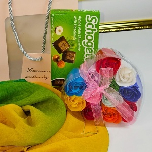 Pachet ForYou, esarfa dama, ciocolata, cutie inima cu 12 trandafiri multicolori din sapun, in punga cadou - Img 3