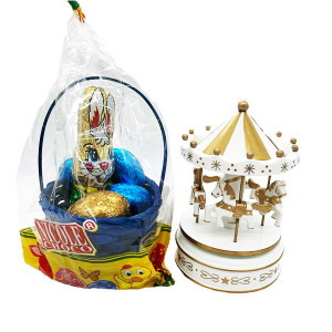 Pachet HappyEaster, cosulet albastru implut cu specialitati din cacao si carusel musical cu patru caluti