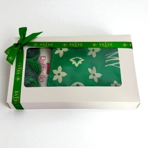 Pachet Mystery Green cu esarfa, 3 trandafiri de sapun si praline Raffaello 40g - Img 2