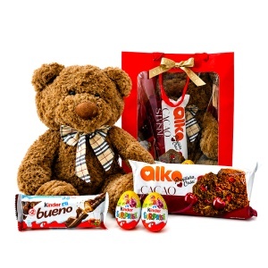 Pachet pentru copii Sweet Hug, ursulet de plus maro si mix dulciuri Kinder & Alko