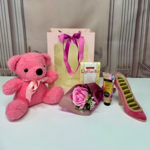 Pachet cadou Pure Affection, cu aranjament floral, cremă de mâini si de corp Eyup Sabri Tuncer, ursulet de plus, lumanare decorativa, tableta Raffaello si suport bijuterii tip pantof, in ambalaj elegant, Roz 5
