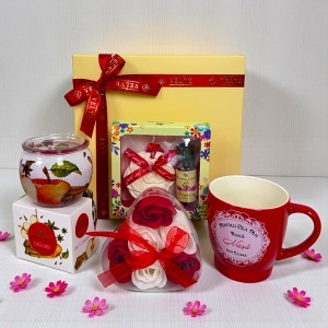 Pachet Pure Love "Pentru cea mai buna nasa", cu cana personalizata, lumanare parfumata, trandafiri de sapun si set aromatic, in cutie cadou - Img 5