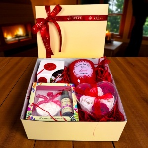 Pachet Pure Love "Pentru cea mai buna sora", cu cana personalizata, lumanare parfumata, trandafiri de sapun si set aromatic, in cutie cadou - Img 4