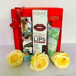 Pachet Scarf, cu 3 trandafiri de sapun, parfum 10ml, ruj mat si crema de maini 30ml, Vivian Gray, Rosu