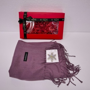 Pachet pentru femei Secret Santa, cu esarfa eleganta si Brosa Fulg de Zapada, in cutie cadou, Mov prafuit, 25x15cm