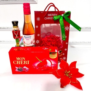Pachet Secret Santa cu decoratiune Craciunita si Spargatorul de Nuci, vin spumant Riunite Lambrusco Rose, praline Mon Cheri 157 g, in punga cadou