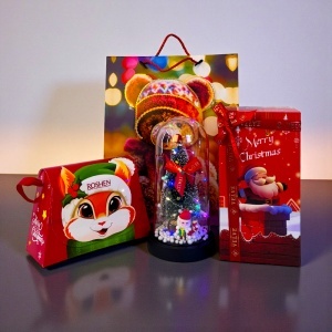 Pachet Secret Santa, pentru copii, cu ornament decorativ cu lumini LED in forma de cupola, Gentuta de Craciun Roshen 330g si punga tematica - Img 2