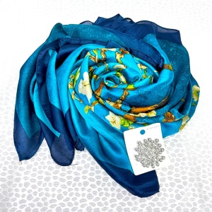 Pachet Silky pentru femei, cu esarfa eleganta si brosa, in cutie cadou, Albastru multicolor